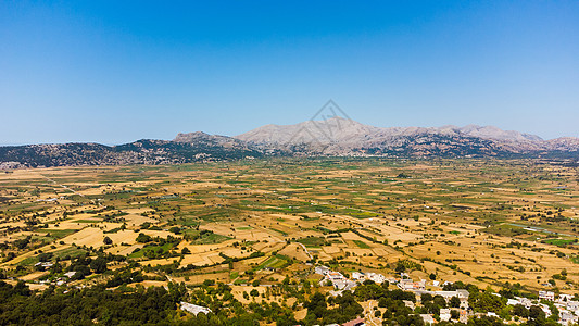 天空背景下克里特高山丘陵的风景 路 蓝色的 荒野图片