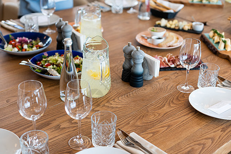餐厅餐桌上的美味佳肴 服务表 桌子中间的清晰度 早餐 蔬菜图片