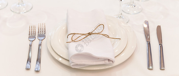 餐桌上的白板 叉子 餐巾纸和刀 葡萄酒 派对 接待图片