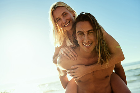 一个年轻男人的肖像 给了他女朋友搭便车去沙滩上兜兜一圈儿图片