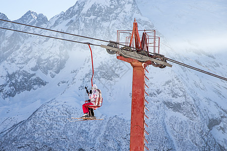 人们在山上滑雪时举起脚来 乐趣 索道 冬天 森林图片