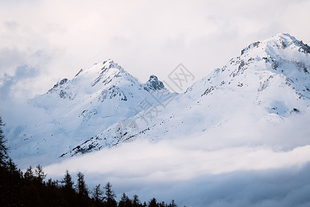 有雾的冬天山风景 法国度假村 Brianson 附近山脉的全景 滑雪场景观 雪山 在山的有薄雾的早晨 戏剧性 自然图片