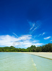 宽阔的海景和蓝天空高山 海滩 云 绿色的 旅行 清除图片