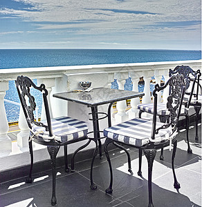 什么风景 海边餐厅阳台的桌子和椅子啊图片