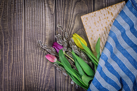 逾越节犹太人在木桌上的马扎 无酵饼 犹太教 花朵 节日图片