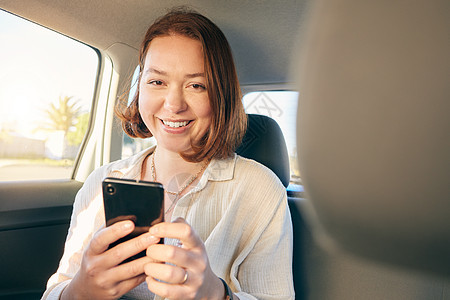 当生命赋予你轮子时 就会看到世界 一个年轻女人在开车旅行时用智能手机拍到的镜头背景图片