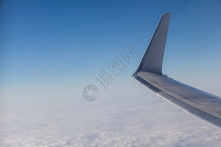 飞机飞行 飞云上方的飞机机翼 速度 运动 空气图片