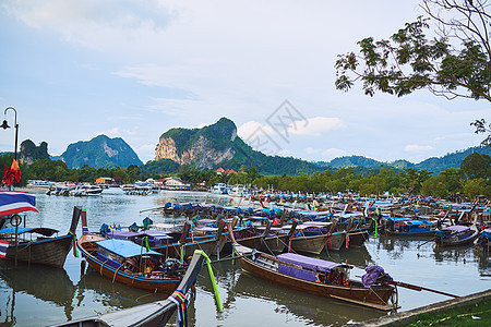 以传统方式旅行 在泰国的海滩上拍摄的传统木船图片