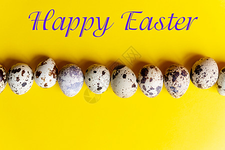 最小的复活节概念 在黄色背景上的质量发现复活节彩蛋行 与拷贝空间的复活节卡片 带点的装饰鸡蛋-平躺 复制空间 菜单 四月图片