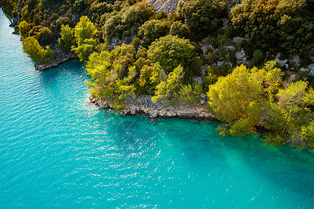湖和山坡底 海岸线 绿树 阳光照耀的海蓝水和山坡 游泳 圣十字图片