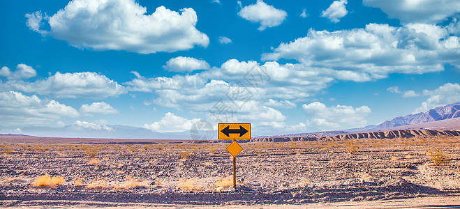 沙漠中的方向标 拥有风景秀丽的蓝天和广阔的地平线 旅行自由和交通的概念 箭 夏天图片