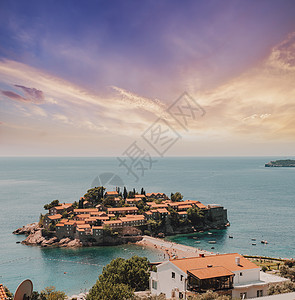是黑山亚得里亚海沿岸的一个小岛 靠近布德瓦 度假村在商业上被称为 欧洲黑山布德瓦亚得里亚海圣斯特凡半岛 天空 夏天图片