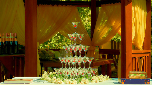 在温暖的婚礼节日用鸡尾酒杯和浆果幻灯片图片