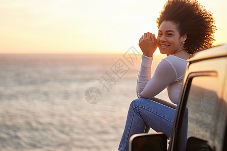 这是我的秘密快乐之地 一个年轻女人的肖像 享受着阳光下山时沙滩新鲜空气图片