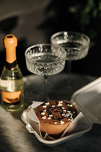 巧克力便当蛋糕加少许香槟 适合小型生日派对 豪华大理石桌上精美的香槟酒杯 两个人的蛋糕 生日概念 恭喜 饼干图片