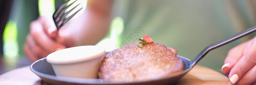 土豆煎饼和煎锅中酸奶油的煎煎饼 在咖啡馆客人面前摆在桌子上图片