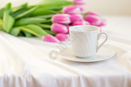 春前生 白杯 碟子和一束美丽的粉红色郁金香花图片