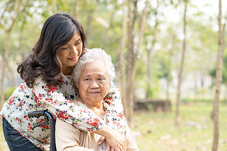 亚洲老年人或老年老年妇女患者 在度假公园轮椅上提供护理 帮助和支助 健康有力的医疗概念 177-97年 锻炼 车轮图片
