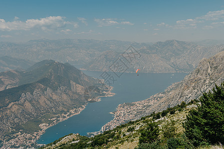 美丽的自然山地景观 科托尔湾 黑山 博卡湾的景色 科托尔和蒂瓦特市以及山顶 黑山 老的 船图片