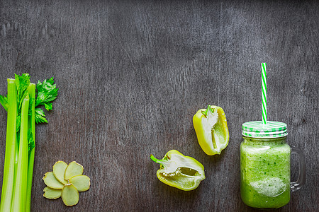 绿色蔬菜冰凉水 含大菜 姜和黄瓜 平躺 节食图片