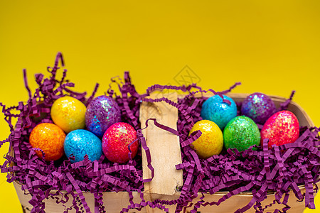 以黄色背景为假日准备的篮子和彩色鸡蛋的复活节成分组成物 宗教 花朵图片