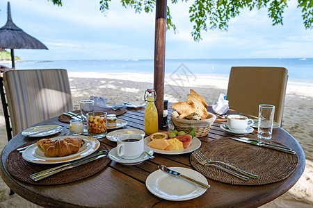度假时在豪华度假度假胜地的海滩上吃早餐 咖啡图片