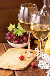 白葡萄酒和水果 在木制桌上的古年花桌中的葡萄和葡萄 酒精 乡村图片