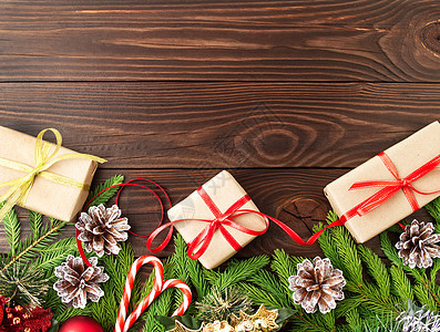圣诞快乐和新年快乐 深褐色背景 圣诞礼物盒 红树枝 卡片 冷杉图片