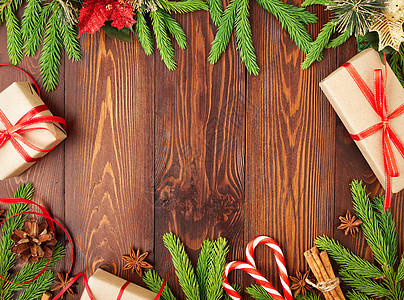 圣诞快乐和新年快乐 深褐色背景 圣诞礼物盒 红树枝 盒子 弓图片