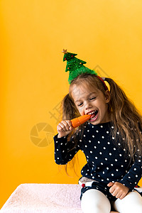 圣诞树装饰品Polka点礼服咬着吃橙色胡萝卜 新年 节日 庆典 冬季概念等活动都与庆祝和冬天的概念相提并论 幸福 毛衣图片