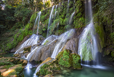 古巴的El Nicho瀑布 El Nicho位于古巴中部一个跨越山脉的森林公园Gran Parque自然托盘内图片