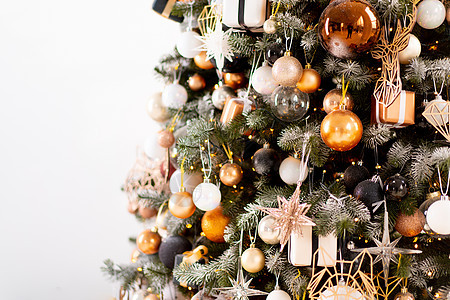 圣诞树关上白色墙壁背景 装饰白黑色彩色和轻华丽的黑金色 白色的图片