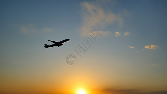 中国机场的日落黄昏 飞机起飞 北京图片