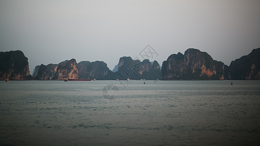 北越哈隆湾的山景图片