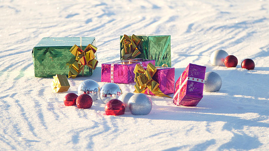 在阳光明媚 寒冷和晴朗的户外天气下 雪地上放着圣诞礼物 薄荷 假期图片