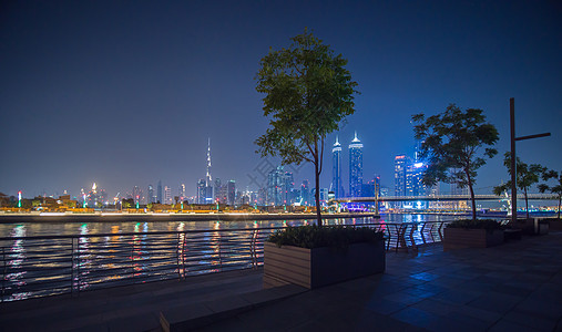 夜里迪拜摩天大楼的全景 看到迪拜希腊区 地标图片