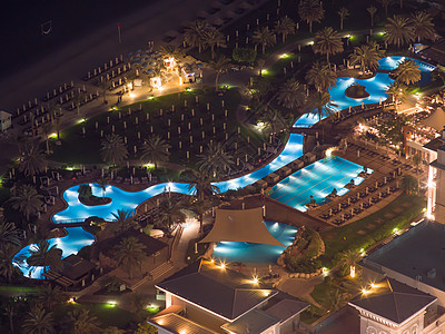 在迪拜设有露天泳池旅馆的海滩海岸 晚上从高处查看图片