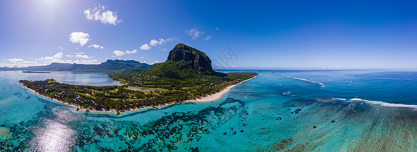 Le Morne 海滩毛里求斯 带棕榈树和白色沙滩蓝色海洋的热带海滩以及带雨伞的沙滩床 太阳椅和遮阳伞在热带海滩的棕榈树下 Le图片