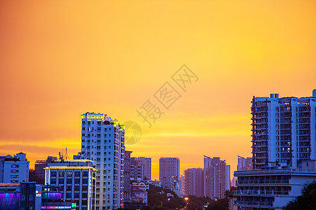 海南三亚市 雨和明亮的橙色天空 建造 镇图片