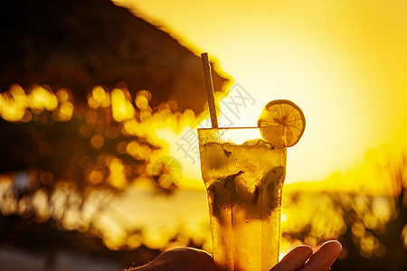 带新鲜饮料的热带橙色日落风景 日出 太阳 酒精图片