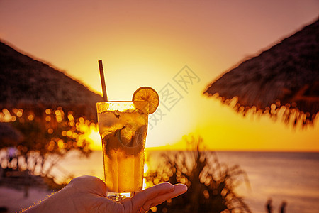 带新鲜饮料的热带橙色日落风景 鸡尾酒 日出图片