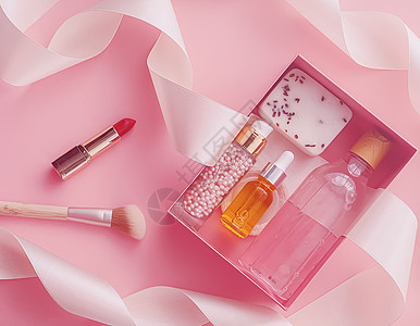 美容盒订阅套餐 包括粉红色背景的护肤 水疗和彩妆产品 平面设计 天然化妆品礼品配送 美丽 礼物图片