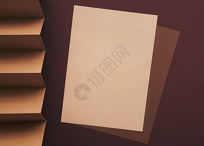 楼梯间样机素材米色和棕色 A4 纸作为办公文具平铺 奢侈品牌平铺和品牌标识设计 用于模型 工作和创意 奢华 信封背景