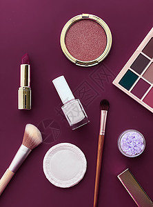 化妆品店铺具有复制空间 化妆品和化妆工具的美容 化妆和化妆品平面设计 采用紫色背景 少女和女性风格 指甲 平躺背景