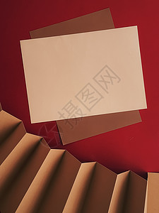 楼梯间样机素材米色和棕色 A4 纸作为办公文具平铺 奢侈品牌平铺和品牌标识设计 用于模型 工作和创意 卡片 笔记背景