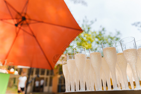有许多酒杯和香槟 为商界人士提供餐饮及婚礼仪式 欢迎在可支配塑料红酒杯中用闪亮的葡萄酒饮料区 用餐 优雅图片