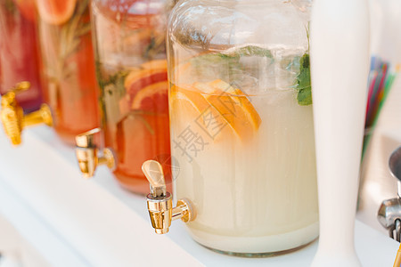 柠檬水分配器与水果密切相关 葡萄柚 橙子 柠檬 欢迎区有五颜六色的柠檬水饮料 不含酒精的健康饮品 水壶 玻璃图片