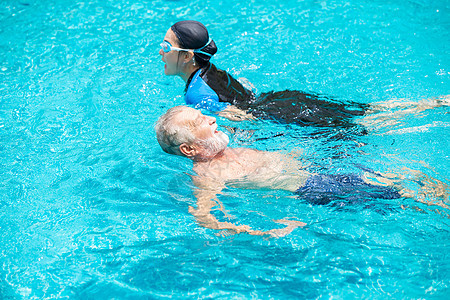 年长者一起游泳游泳池 在暑季快乐放松享受背景图片
