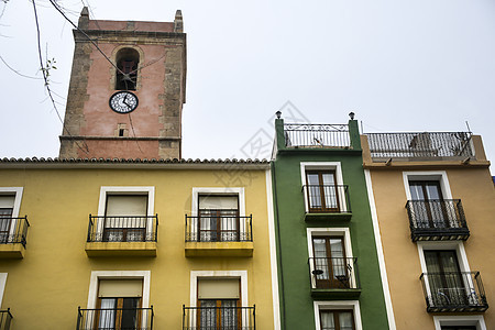 Villajoyosa镇内狭小的混杂街道和多彩的外墙图片