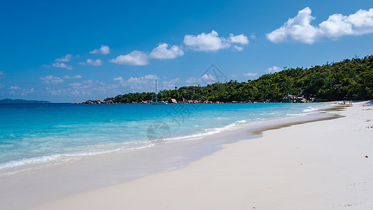 普拉兰塞舌尔热带岛屿 拥有海滩和棕榈树 Anse Lazio 海滩 棕榈树矗立在塞舌尔荒凉的热带岛屿梦幻海滩上 绿松石 晴天图片